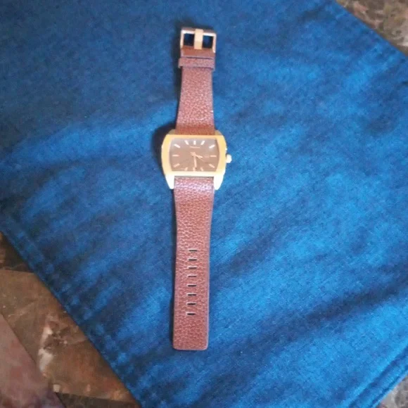 Watch - Picture 1 of 4